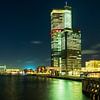 Stadsaanzicht van Rotterdam in de avond met wolkenkrabber en reflecties van Bart Ros