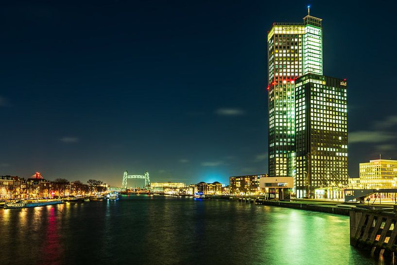 Stadtansicht von Rotterdam am Abend mit Wolkenkratzer und Spiegelungen von Bart Ros