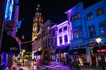 Bredase Vismarktstraat bij nacht van Floris Oosterveld