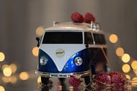 VW busje met bokeh en bloemen