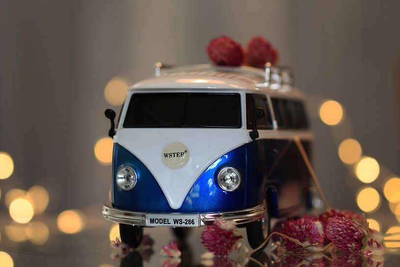 VW van with bokeh and flowers by Fotografie Sybrandy