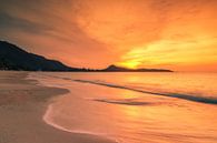 Sunrise on Lamai beach van Ilya Korzelius thumbnail
