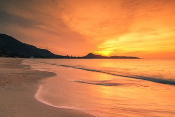 Sunrise on Lamai beach by Ilya Korzelius