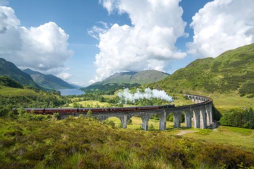 Jacobite Dampfzug passiert Glenfinnan Viadukt