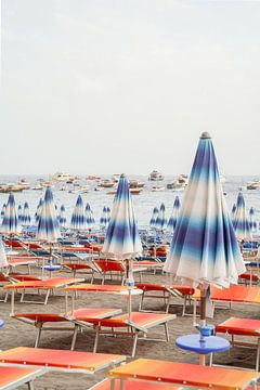 Parasols à Positano - Photographie de la côte amalfitaine en Italie sur Henrike Schenk