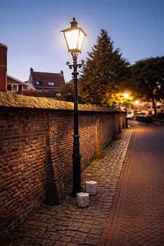  Vintage-Straßenlaterne im Abendlicht