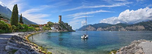 Baai met uitzicht op het kasteel bij Malcesine aan het Gardameer