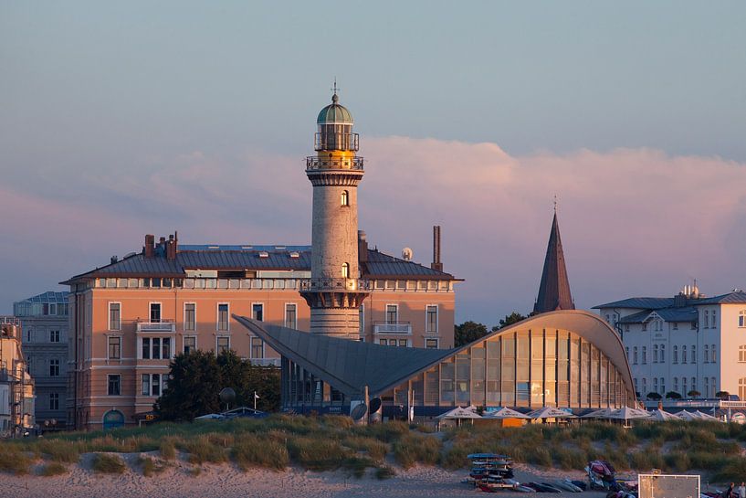 Rostock-Warnemuende : sea promenade with cafe Teepott and old lighthouse and beach at dusk by Torsten Krüger