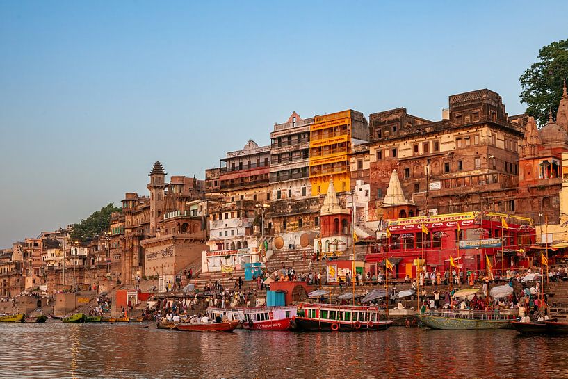 Die Ghats von Varanasi am Ganges von Roland Brack