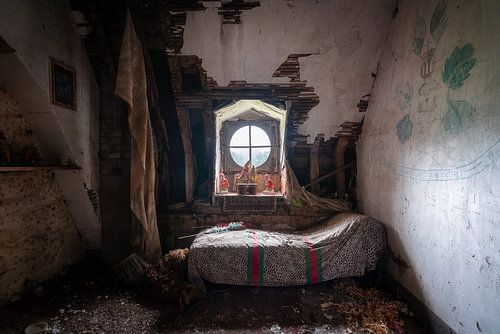 Chambre sombre abandonnée.