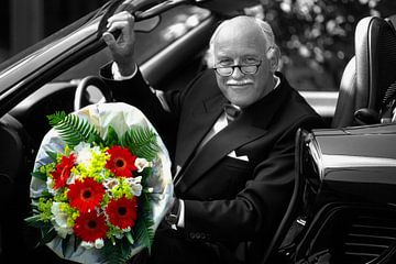Eleganter Kavalier mit Blumenstrauß von Matthias Stolt