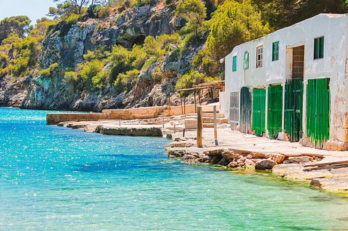 Mallorca strand met boothuis en turquoise zee