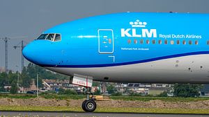 Nahaufnahme der Landung einer KLM Boeing 777-300.