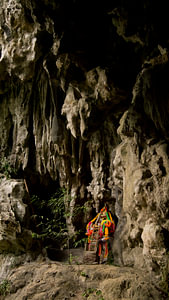 Het altaar voor de ingang van één van de grotten in Khao Sok.