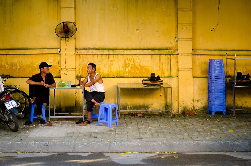 Conversation in the streets van Olivier Van Acker