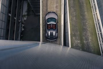 Audi R8 V10 in een Stijlvolle Parkeergarage met Zacht Licht van Sebastiaan van 't Hoog