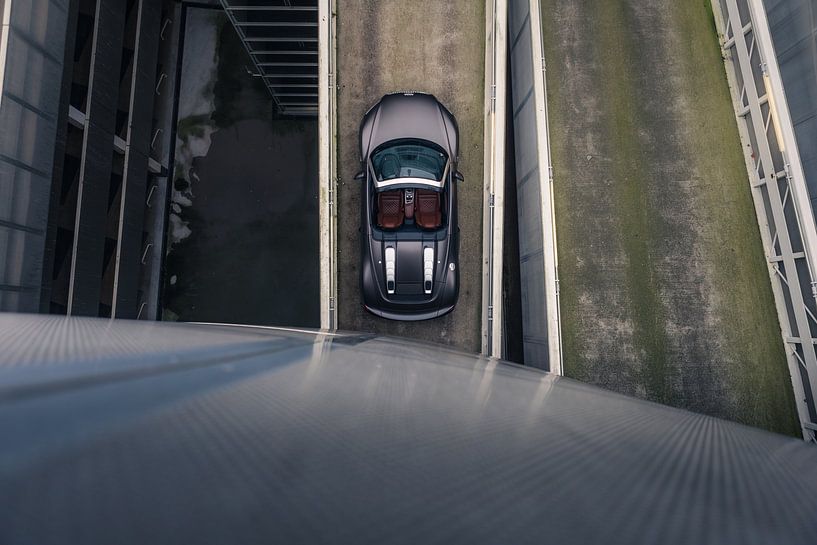 Audi R8 V10 in einer Stilvollen Parkgarage mit Sanfter Beleuchtung von Sebastiaan van 't Hoog