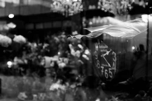 Blumenuhr durch Schaufenster