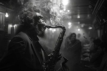 Surrealistische saxofoon spelende aap in een rokerige jazzclub van Felix Brönnimann