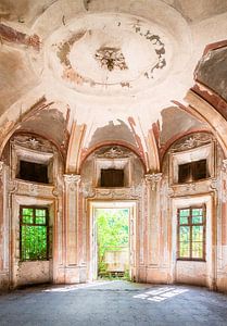 Ingang van Verlaten Villa. van Roman Robroek - Foto's van Verlaten Gebouwen