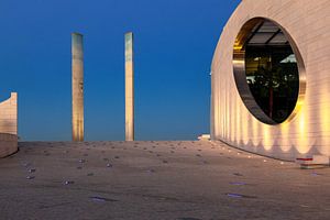 Moderne architectuur bij nacht