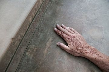henna-tatoeage op een vrouwenhand. Mehndi is traditionele Indiase decoratieve kunst van Tjeerd Kruse