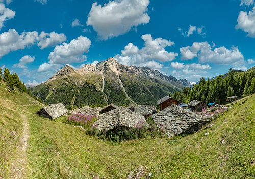 Oude huizen met leisteen daken, zicht op Dent de Perroc, La Gouille, Evolène, Val d’Hérens, Wallis -
