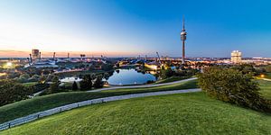 Panorama du parc olympique et de la tour BMW à Munich sur Werner Dieterich