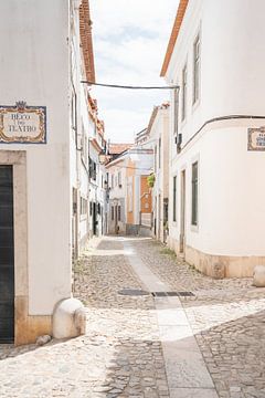 Weiße Straße in Cascais, Portugal von Henrike Schenk