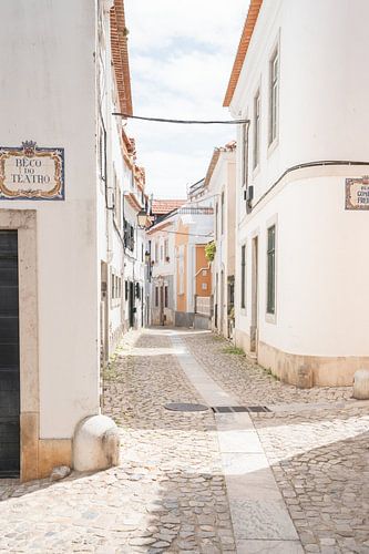 Weiße Straße in Cascais, Portugal
