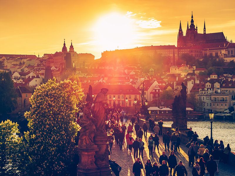 Prag – Karlsbrücke im Sonnenuntergang van Alexander Voss