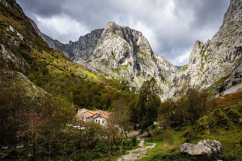 Bergdorf Bulnes in den Picos de Europa Spanien von Heleen Klop