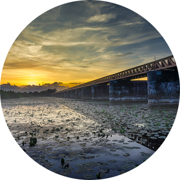 Moerputtenbrug bij zonsondergang van Dennis Donders