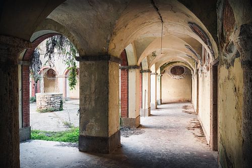 Corridor dans un monastère abandonné.