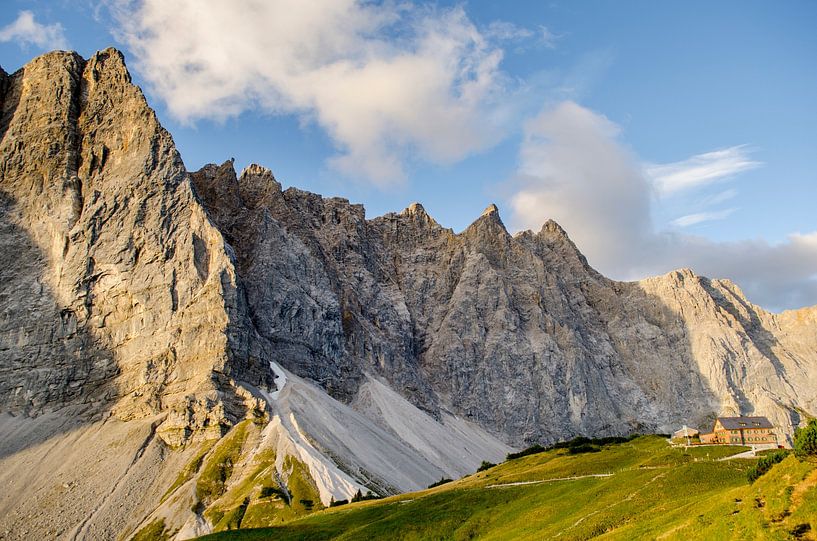 Klarer Morgen in den Bergen bei Falkenhütte, Herzogkante und Laliderer von Sean Vos