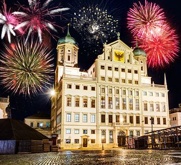Vuurwerk bij het stadhuis in Augsburg bij nacht van ManfredFotos