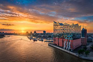 Sonnenuntergang an der Elbphilharmonie in Hamburg, Deutschland
