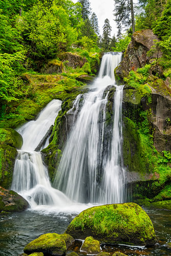 Ein Blick auf den wunderschönen Triberg-Wasserfall im Schwarzwald