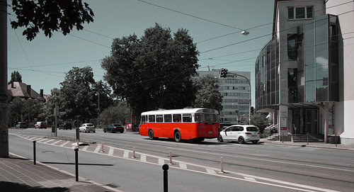Ein Bus im Verkehr