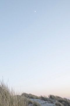 La lune brille au-dessus des dunes au coucher du soleil | photographie de voyage imprimée | Texel, Pays-Bas