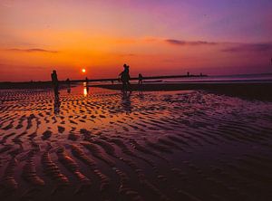 Paarse luchten aan zee van Scarlett van Kakerken