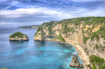 Magische rotswand bij Diamond Beach - Nusa Penida, Bali