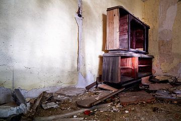 Oude kast in verlaten kamer van Pascale Drent
