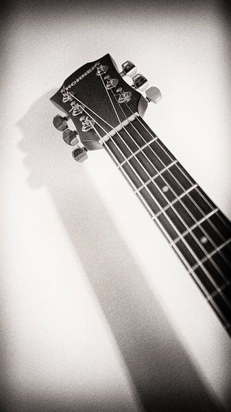 Schaduwspel Hohner gitaar van Annemiek van Eeden