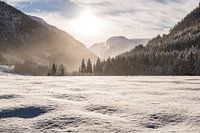 Sneeuwlandschap met bergen en zon