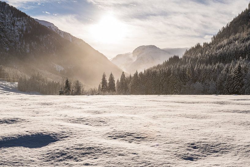 Sneeuwlandschap met bergen en zon van Henk Verheyen