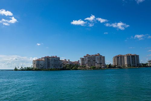 Verenigde Staten, Florida, Miami Huizen aan het water met palmbomen bij miami beach