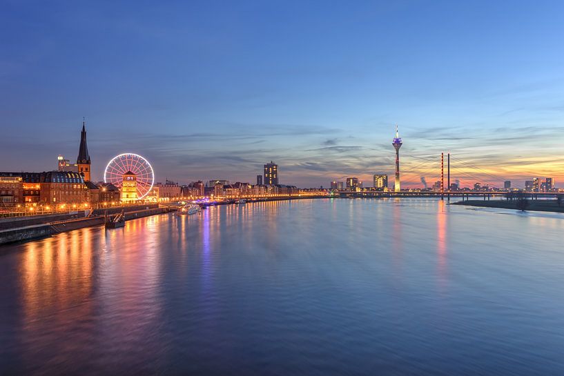 Düsseldorf Skyline mit rotem Riesenrad von Michael Valjak