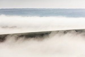 Hügelland im Nebel