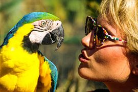 Blondine mit Papagei von Matthias Stolt